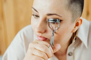 How to Curl Your Eyelashes Without an Eyelash Curler – Easy Natural Methods