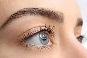 How to Grow Lashes Naturally With Safe Daily Habits